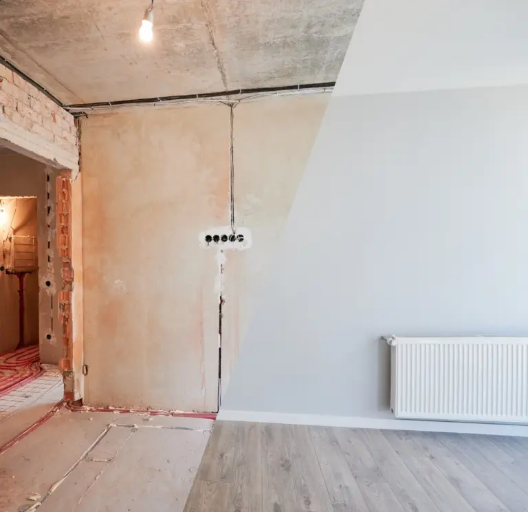 Vorher-Nachher-Vergleich einer Zimmerrenovierung: links Rohbau mit Elektrik und Fußbodenheizung, rechts fertig mit Laminat und Heizkörper.